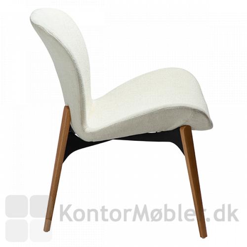 Paragon loungestol i hvid og ben i ask er en smuk investering til kontoret og loungeområdet