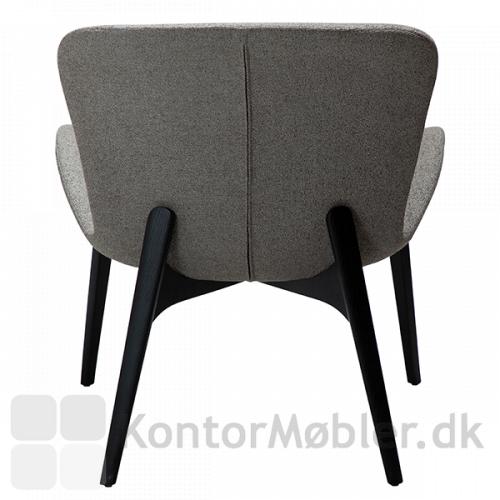 Paragon loungestol i brun har en elegant ryg og vil pynte flot i loungeområder