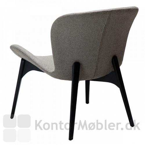 Den enkle og moderne Paragon loungestol i brun med ben i sort ask til loungeområdet eller kontor 
