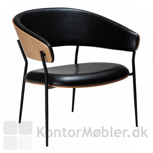 Crib loungestol i sort kunstlæder med ryglæn i egtræsfinér har en skøn siddekomfort og et stilrent ydre