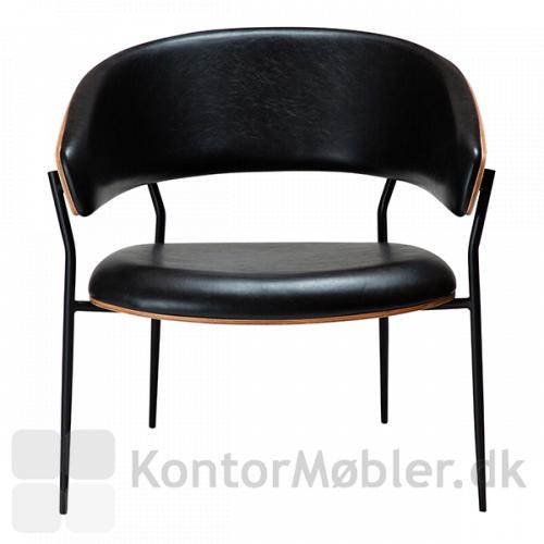 Crib loungestol i sort kunstlæder med ryglæn i egetræsfinér er en smuk og stilfuld detalje i enhver type indretning