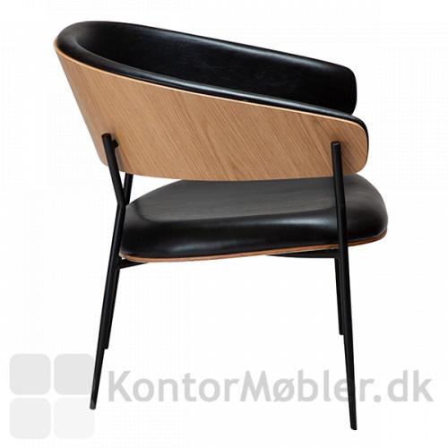 Crib loungestol med ryg i egetræsfinér har et enkelt og stilfuldt design, der passer ind i alle typer indretning