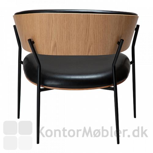 Crib loungestol med ryg i egetræsfinér skaber en hyggelig og varm stemning på kontoret eller i loungeområdet