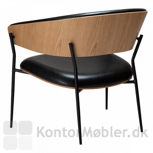 Crib loungestol i sort kunstlæder med egetræsfinér har en høj siddekomfort og er i et afslappet og stilrent design