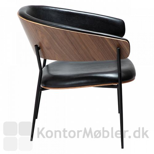 Crib loungestol i sort kunstlæder med ryglæn i valnød finér har en skøn siddekomfort