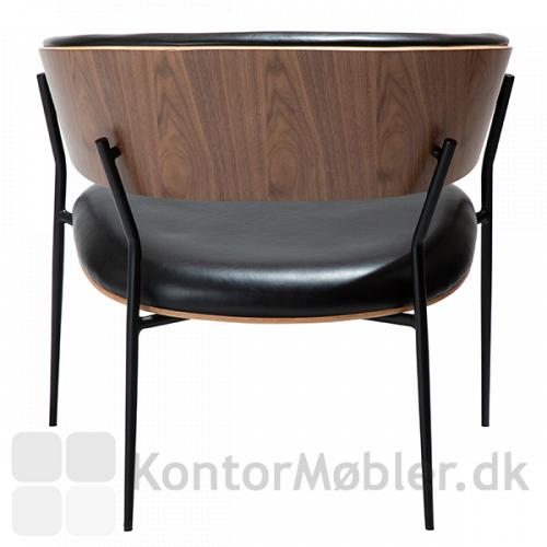 Crib loungestol med ryglæn i valnød finér vil være en skøn detalje i din kontorindretning og loungemiljø