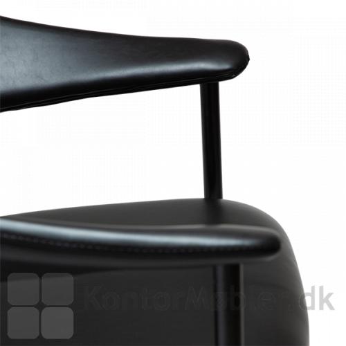 Det sorte metalstel er en fin rå kontrast til det bløde, vintage sorte kunstlæder som Rover loungestolen er betrukket med
