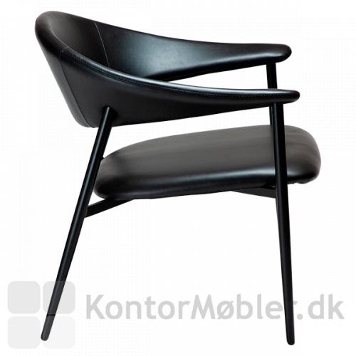 Det bløde kunstlæder i vintage sort giver stolen en ekstra god siddekomfort og siddeoplevelse