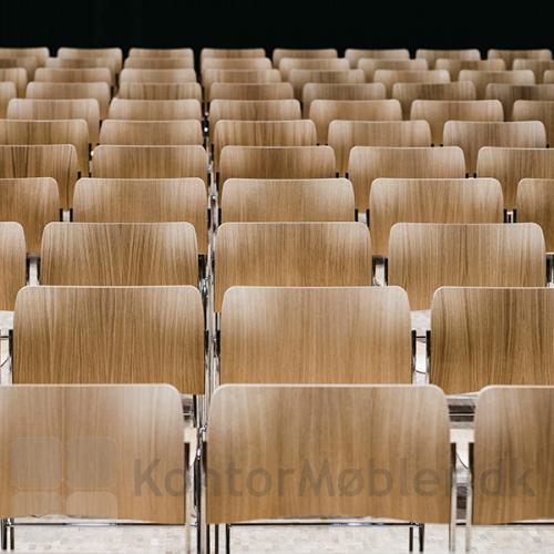 Howe 40/4 konferencestol i valnød finer giver et stilfuldt og minimalistisk udtryk, som giver ro for øje og sind