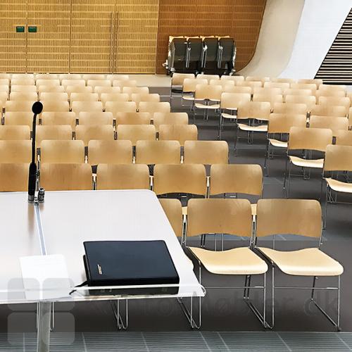 Howe 40/4 konferencestol i finer er med sit enkle og minimalistiske ydre det oplagte valg til de store forsamlinger og konferencer