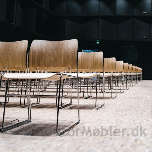 Howe 40/4 konferencestol i finer er en smuk stol at anvende til store forsamlinger og konferencer