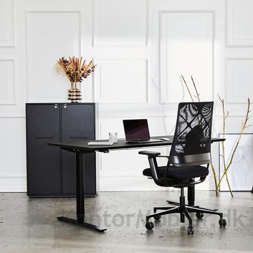 Få et stilfuldt og sammenhængende udtryk på kontoret med kontorinventar i sort