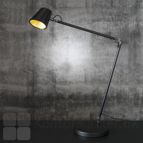 Tokyo bordlampe i sort til skrivebord giver et behagelig lys