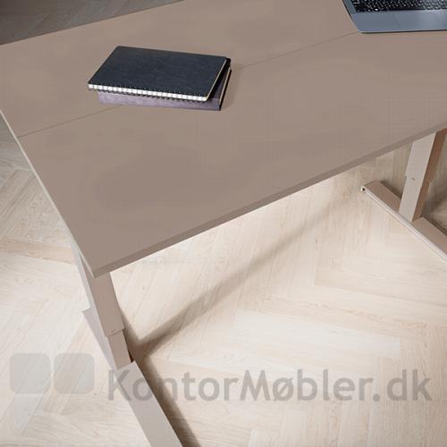 Conset skrivebord med ler farvet melamin på både over og undersiden af bordpladen