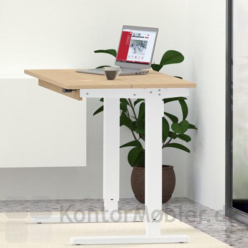 Conset skrivebord med bordplade i eg melamin og hvidt stel. Fronten på skuffen matcher bordpladen
