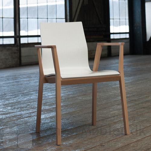 Magnus Olesen Tonica Wood mødestol i enkelt og formstærkt design