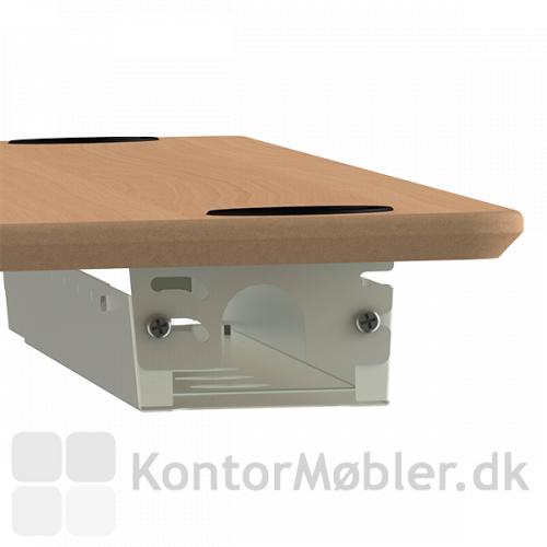 Hvid kabelbakke til ConSet bord monteret med ekstra højde, så der er plads til stikdåser