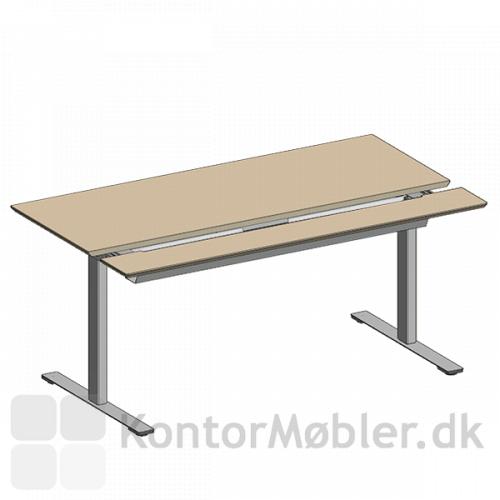 Delta slide hæve sænkebord har 2-delt bordplade med kabelbakke
