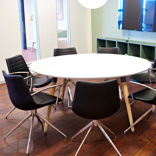 XL konferencebord med rund bordplade i hvid nano laminat og ben i eg