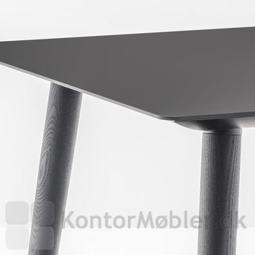 Babila mødebord med bordplade i sort nano laminat og sarg i sort. Ben i sortbejdset ask